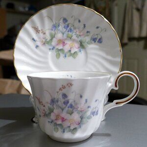Vintage Heirloom Fine Bone China Teacup Saucer England
